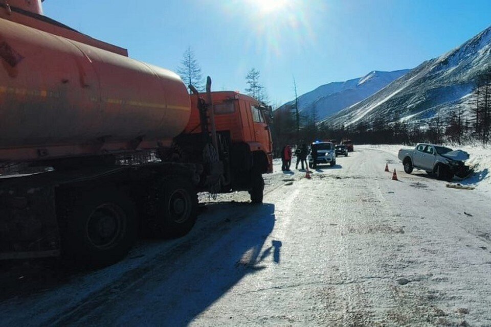     Легковушка въехала под "КАМАЗ" Фото: ГИБДД по Магаданской области