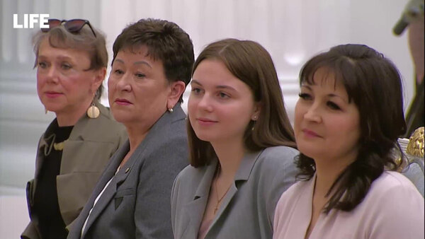Путин: В России нет сфер, в которых женщины не добились бы успехов. Видео © LIFE