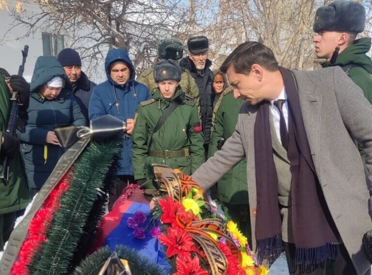    В Адамовском районе в последний путь проводили Азамата Исмукашева, погибшего в ходе СВО Кристина Просвиркина