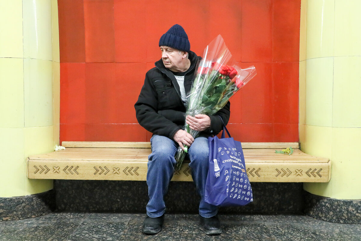    Мужчина с букетом цветов в Московском метрополитене / globallookpress.com / Petrov Sergey