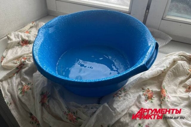    Место кофемашины на подоконнике в квартире Сергея теперь занимает таз, который очень быстро наполняется водой. Фото:  АиФ/ Татьяна Титова