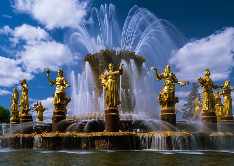 На красногранитном основании установлен чашеобразный сноп из пшеницы, технической конопли и подсолнухов