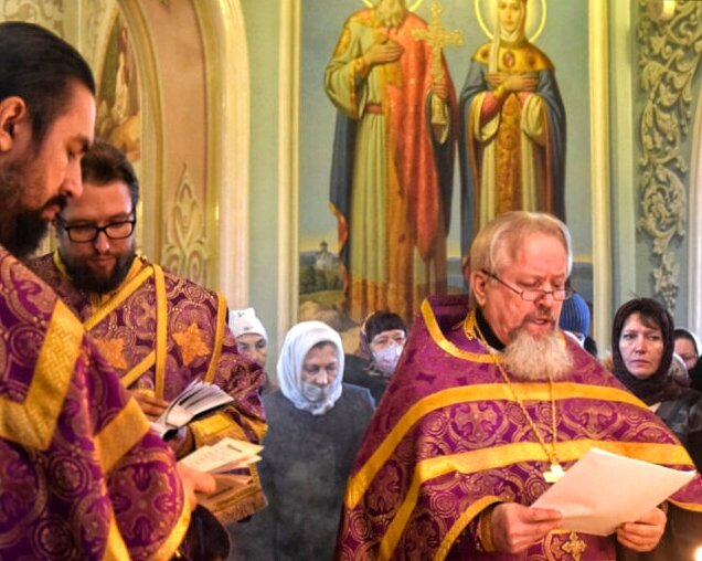 Родительская суббота Великого поста в Свято-Симеоновском кафедральном соборе города Челябинска, священнослужители зачитывают имена усопших из записок. Фото автора 