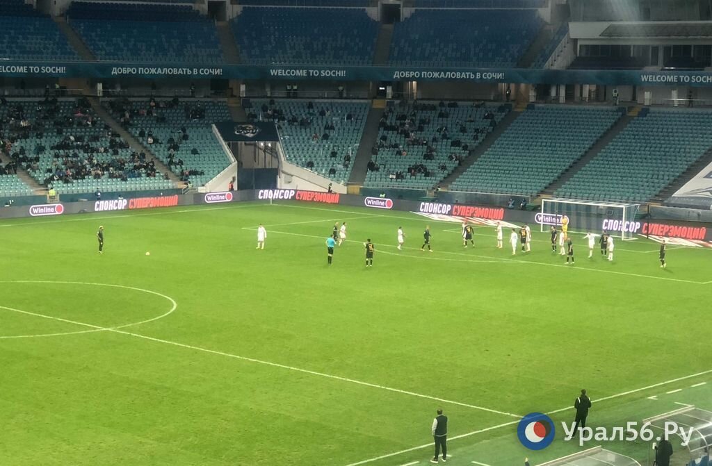 В начале первого тайма намного активнее были хозяева поля. До 20 минуты сочинцы нанесли 5 ударов по воротам «Оренбурга», один из ударов был очень опасным. Полузащитник «Сочи» Кристиан Нобоа примерно с 20 метров попал в штангу ворот «Оренбурга». С 20 по 30 минуту оренбуржцы отодвинули игру от своих ворот на чужую половину поля. «Газовики» подали несколько угловых, и нанесли несколько ударов, которые сложно назвать опасными. В конце тайма на поле была равная игра, команды обменивались атаками. На 45 минуте одна из атак «Оренбурга» завершилась голом. Нападающий Брайан Мансилья сделал навес в штрафную соперника, защитник «Сочи» выбил мяч из штрафной и полузащитник Кирилл Капленко, который подключился к этой атаке, с ходу пробил по летящему снаряду. Мяч после этого удара по восходящей траектории влетел в верхний угол ворот соперника – 0:1. Через несколько минут главный судья матча отправил команды в раздевалки. На перерыв команды ушли при счете 0:1 в пользу «Оренбурга».📷
Эпизод матча