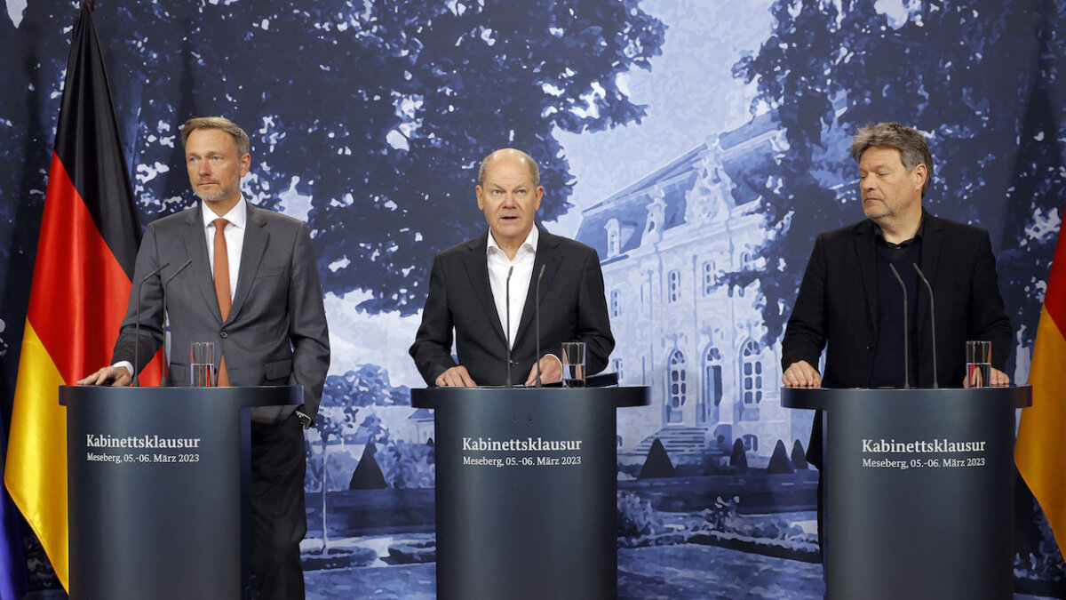 Фото: APA/AFP/Odd ANDERSEN Министр финансов Кристиан Линднер (СВДП), канцлер Олаф Шольц (СДПГ) и министр экономики и климата Роберт Хабек на совместной пресс-конференции в замке Мезеберг.