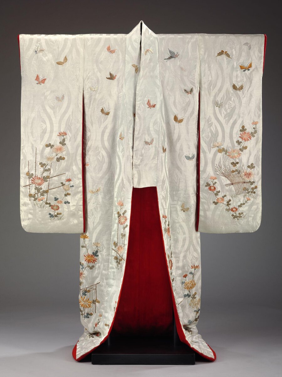Outer kimono of figured satin silk embroidered with flowers and butterflies, Japan, 1800-1870. Victoria and Albert Museum
