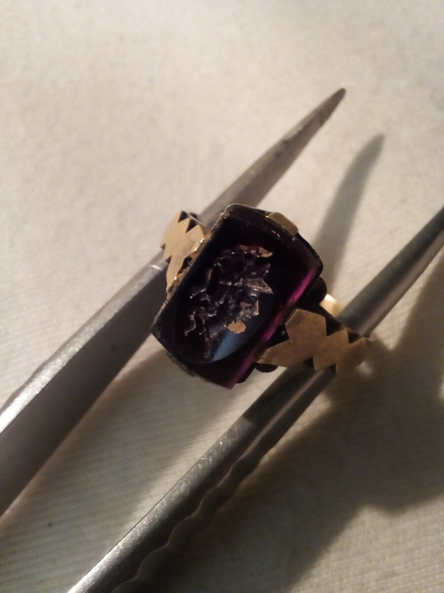 Возможно , стекло. На магнит не реагирует.