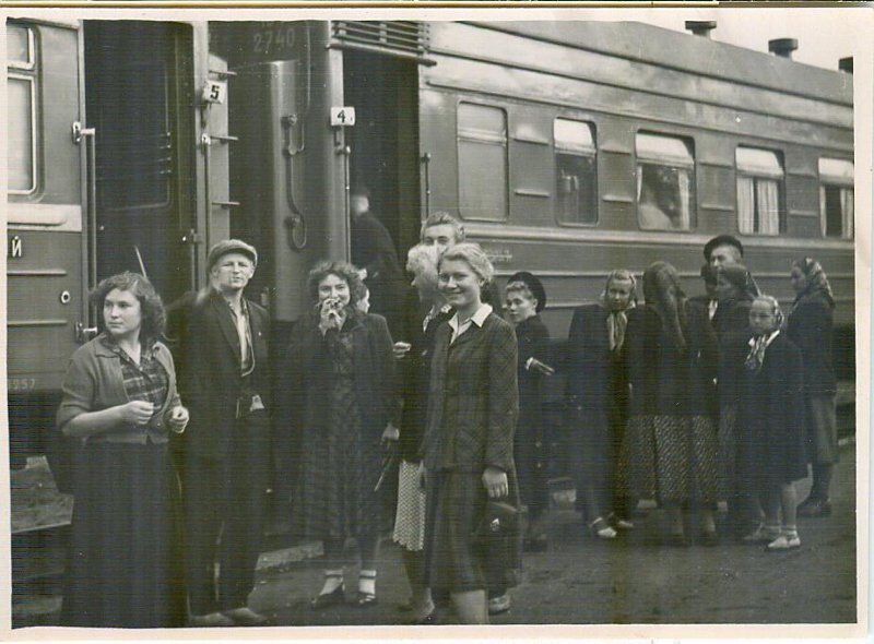 Перрон. Электричка 1960 модель. Романтика поездов. Электричка 1960 года.