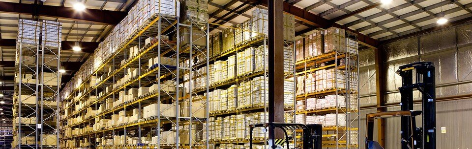     Склад завозимых в Арктику товаров в одном их торгово-логистических центров. Фото: tlc-yakutia.ru