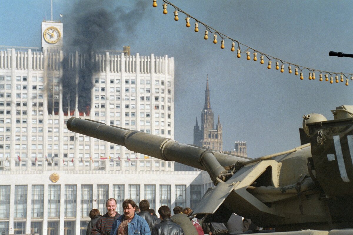 В 1993 году Ельцин из танков расстреливал оппозицию, которая в то же время являлась и законной властью(!)