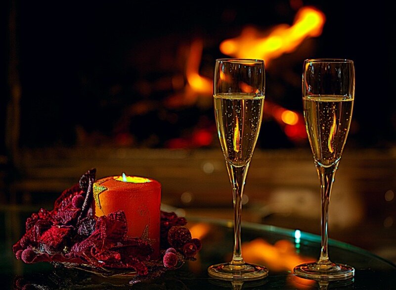 Бокалы шампанское со свечами. Красивое шампанское. Шампанское вечером. Свечи шампанское романтика. Шампанское в бокале.