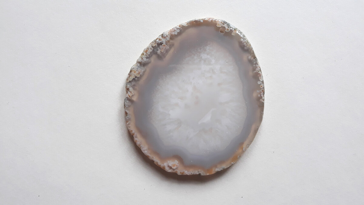срез агата с кварцем внутри