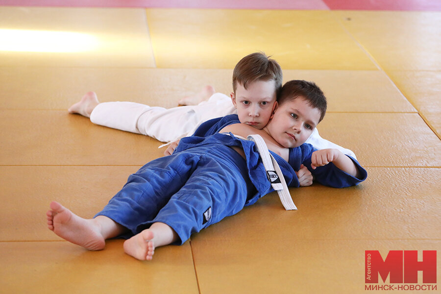 обоих братьев приняли в спортивную школу. обоих братьев приняли в спортивную школу. капитаны зенита фото. дети выводят зенит. обоих братьев приняли в спортивную школу.