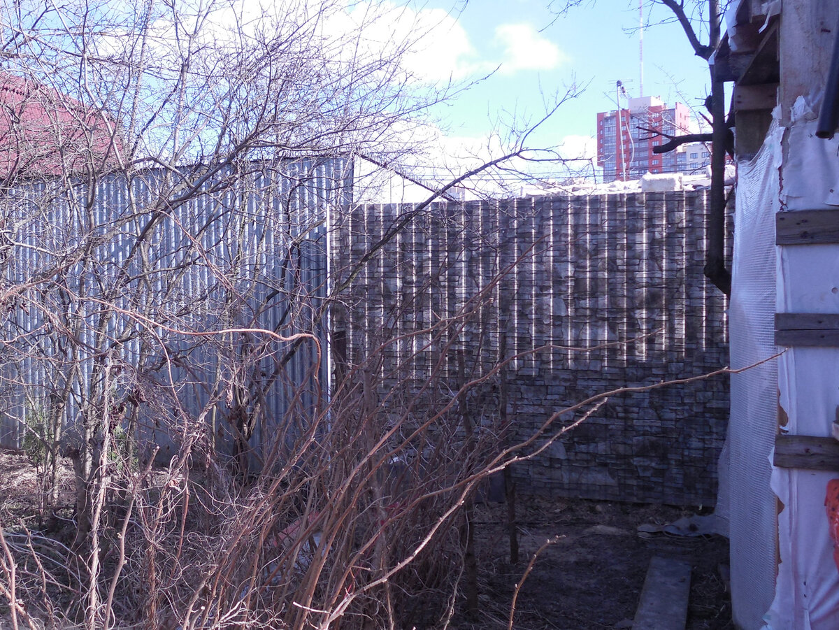 Как специально, слева обычной профнастил (соседский забор), слева профнастил с рисунком (забор на другом участке. Разница есть, по дизайну явно в пользу того, что справа!