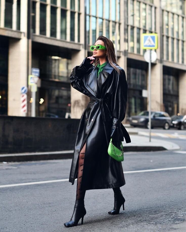 Дизайнер и икона стиля Виктория Бэкхем предпочитает одежду подбирать в цвет к тренчу. Это зрительно вытягивает фигуру и делает ее еще более утонченной.