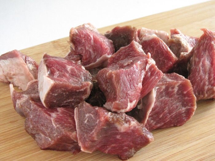 Мясо нужно вымыть и просушить бумажным полотенцем. Нарезать кубиками 3-4 см.