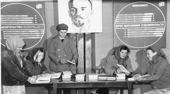 Г.Н. Лебедева, библиотекарь Анастасиевской б-ки (вторая слева) на ферме к-за Родина с доярками