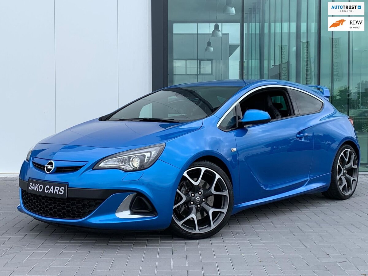 Opel Astra GTC на литых дисках в стиле HRE FF10