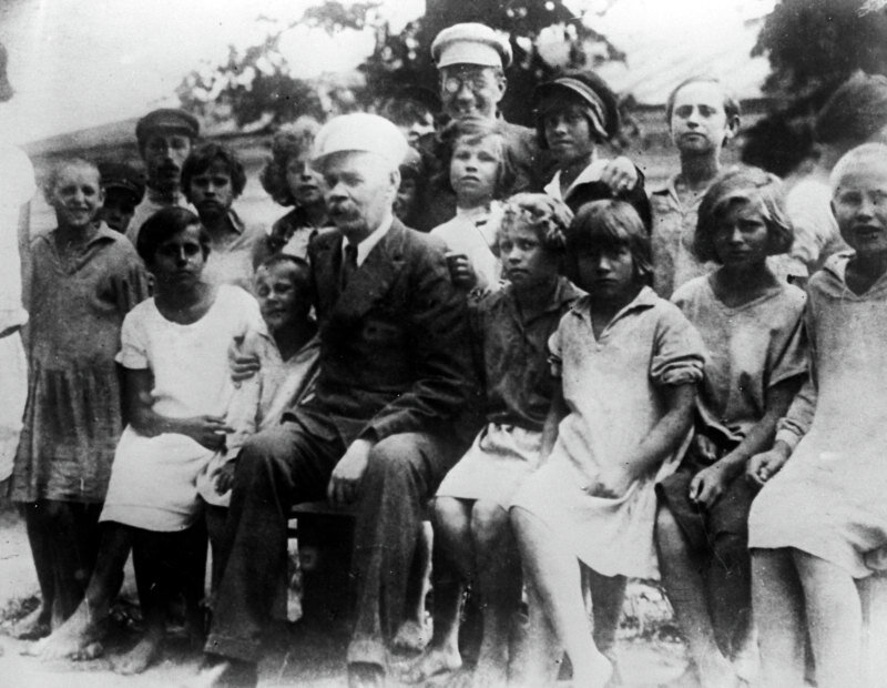    Писатель Максим Горький и педагог, руководитель колонии Антон Макаренко в детском воспитательном учреждении для беспризорных детей имени ГорькогоРИА Новости