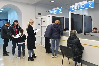    Местные жители стоят в очереди на выдачу российских паспортов в миграционной службе МВД ДНР в Донецке © РИА Новости