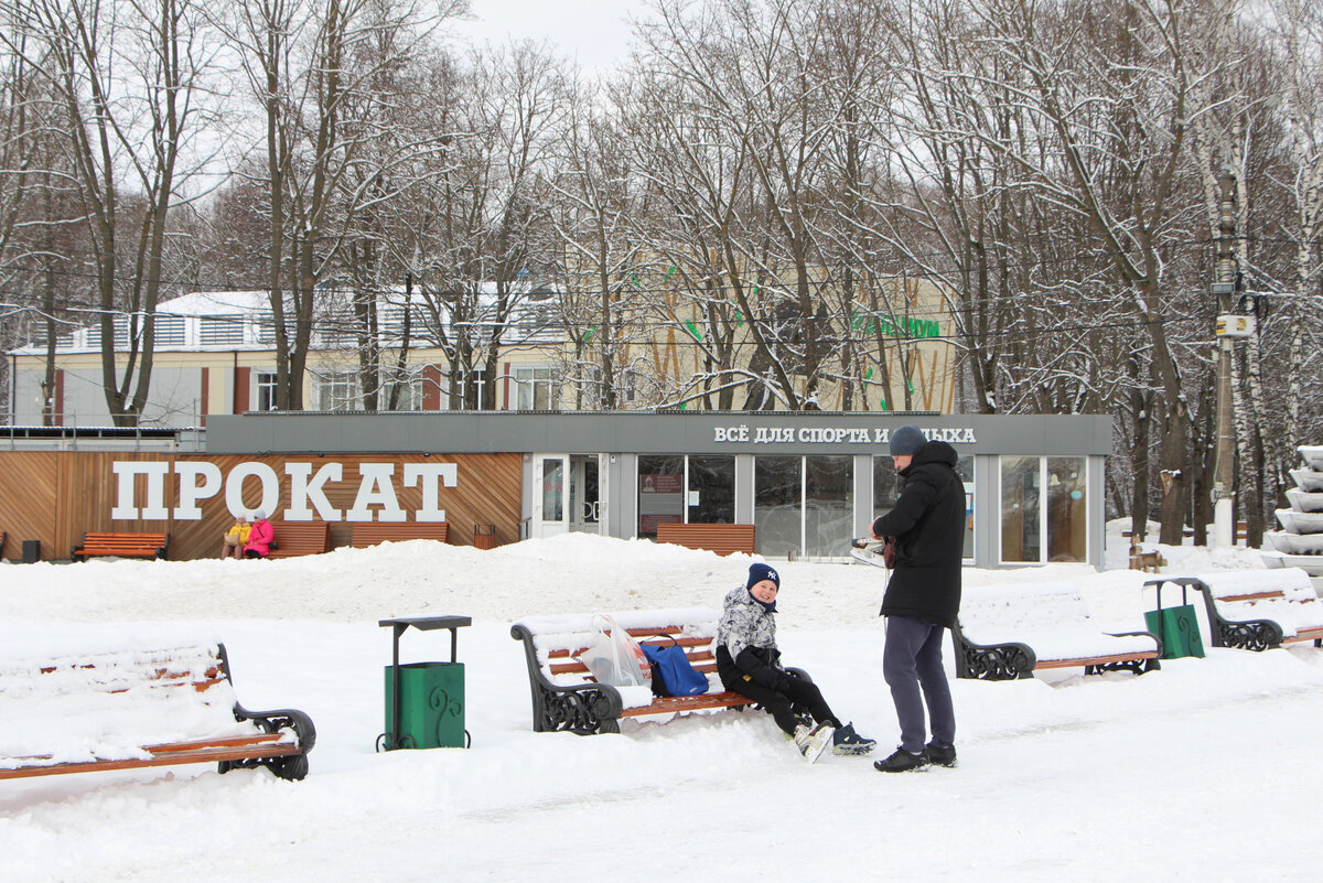 красногорск каток закрытый. ледовый каток. каток закрыт из за погодных условий. каток в парке. каток саратов 2022.