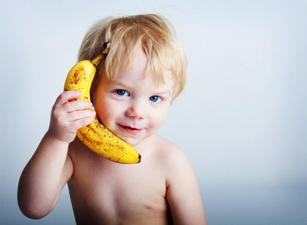 Экзотические дети. Банан для детей. Мальчик банана. Банан картинка. Мальчик ест банан.