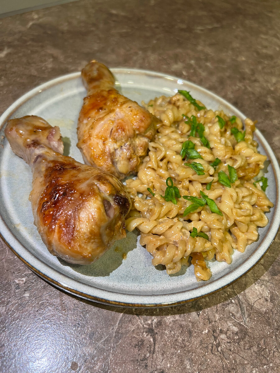 Сочные куриные голени в майонезно-чесночном соусе с макаронами в духовке,  простой рецепт | Готовим вместе 😋👩🏼‍🍳 | Дзен