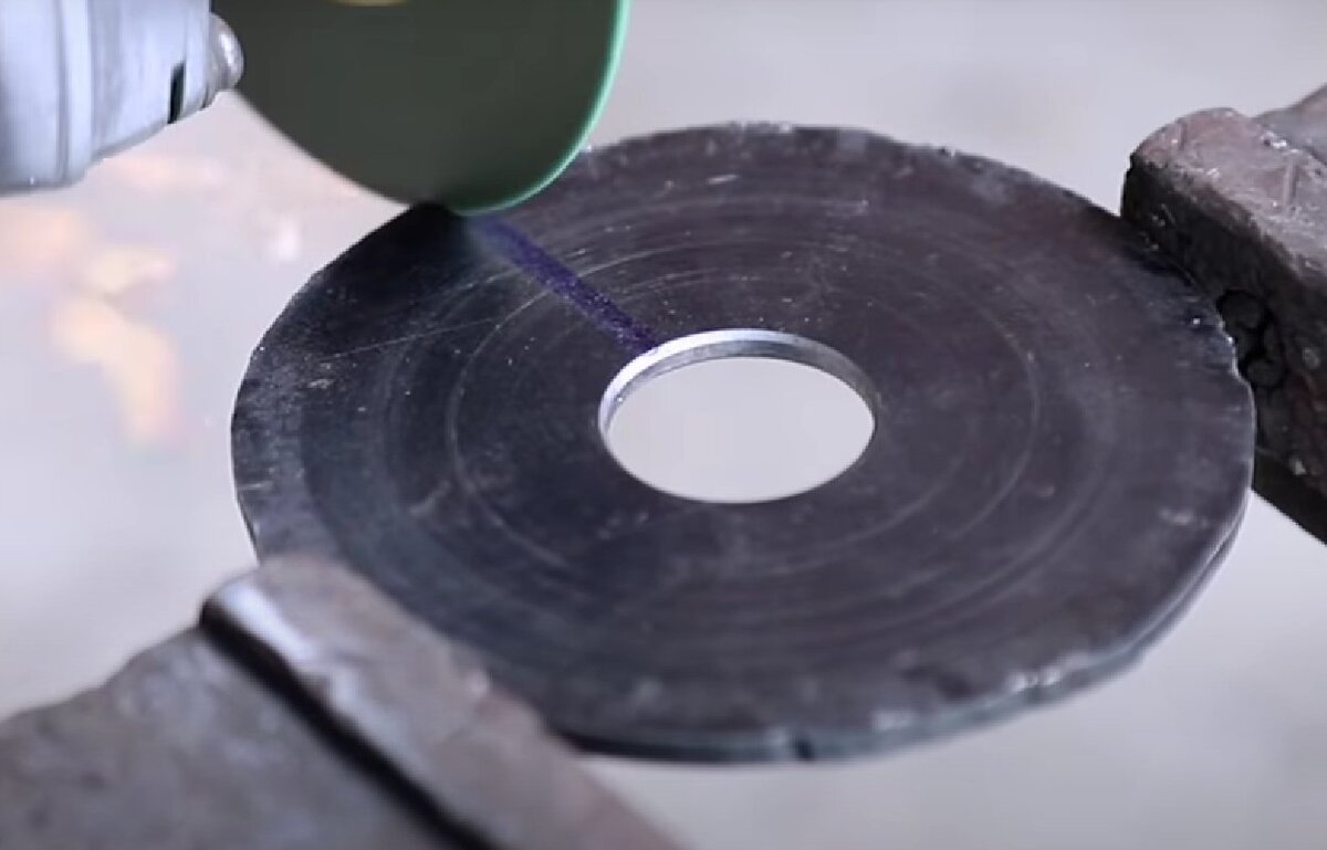      Разрезаем одну сторону круга