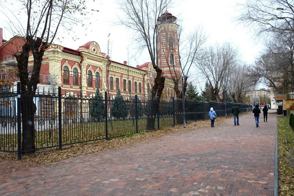     Благоустройство продолжат в горсаду. Геннадий БИСЕНОВ