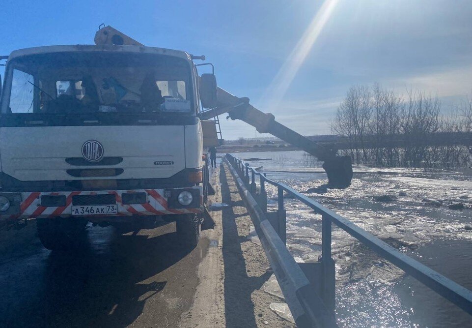     Ледяной затор разбивают при помощи экскаватора  Администрация города Ульяновска
