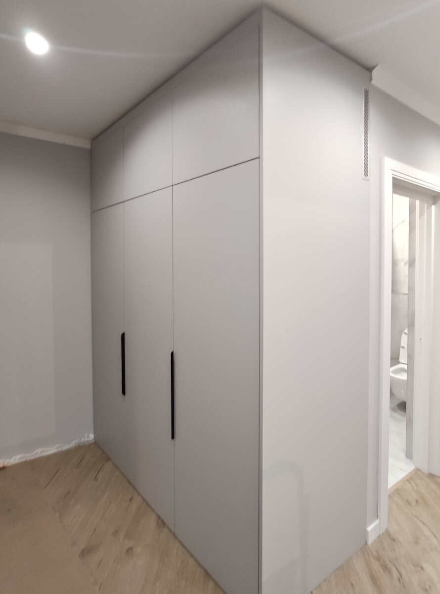 По верхней планке продолжится поточный плинтус