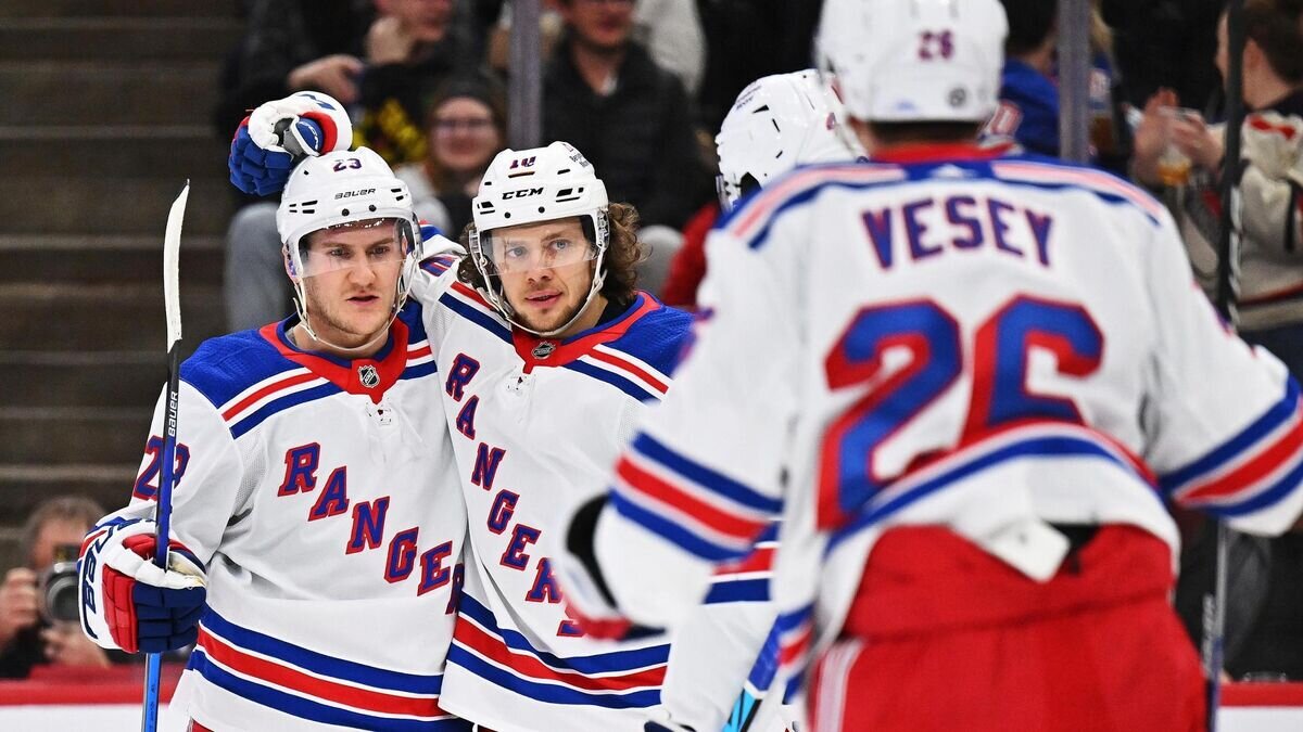    Хоккеист "Нью-Йорк Рейнджерс" Артемий Панарин (по центру)© Фото : nhl.com/rangers