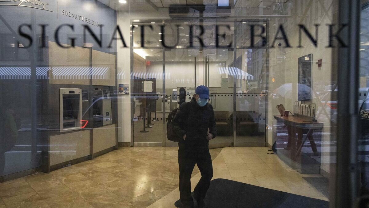   Посетитель в отделении Signature Bank в Нью-Йорке© AP Photo / Yuki Iwamura