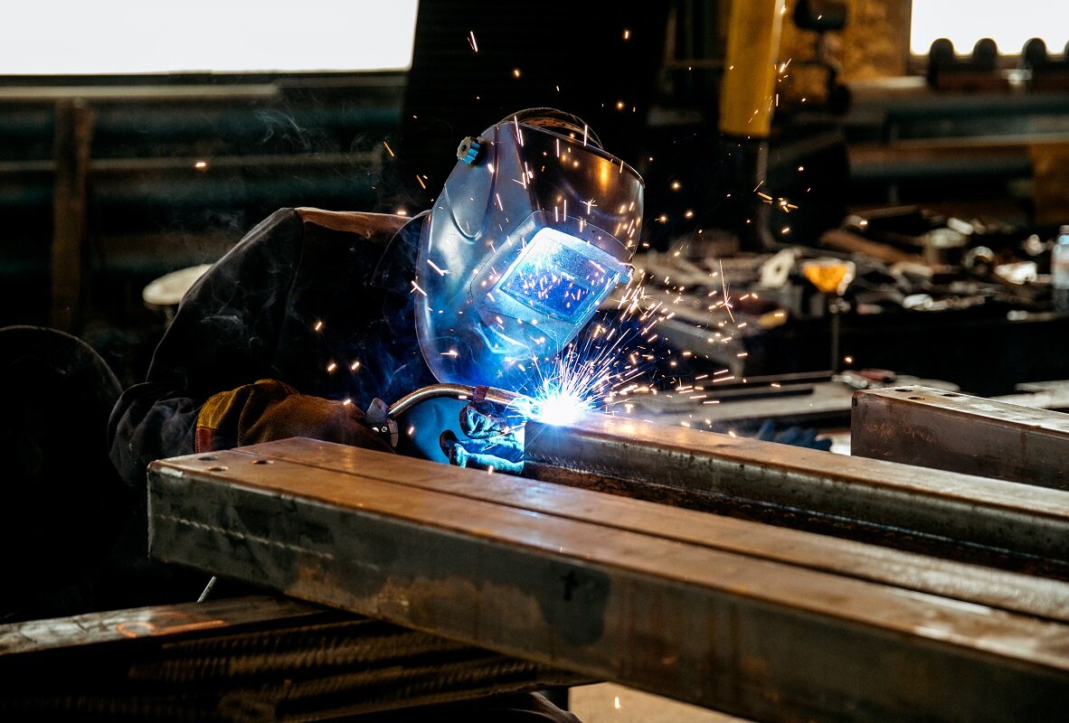    В Сургуте начали производство современных остановочных комплексов