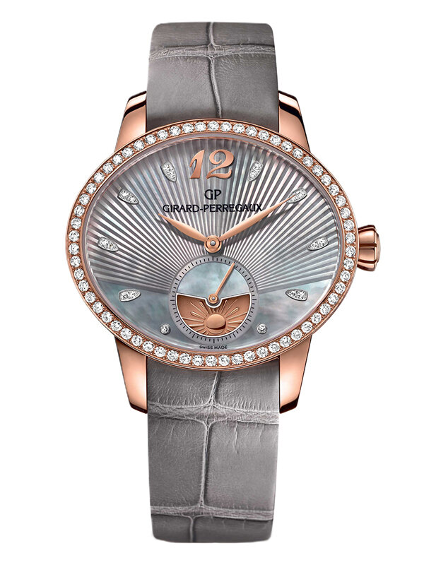 Часы Girard-Perregaux Cat's Eye в 35,44x30,44 мм корпусе из розового золота с бриллиантами по безелю и в виде часовых меток. Оснащены лунным календарем
