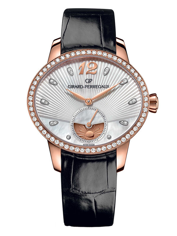 Часы Girard-Perregaux Cat's Eye в 35,44x30,44 мм корпусе из розового золота с бриллиантами по безелю и в виде часовых меток. Оснащены лунным календарем