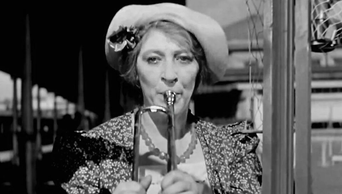 Кадр из фильма "Подкидыш"