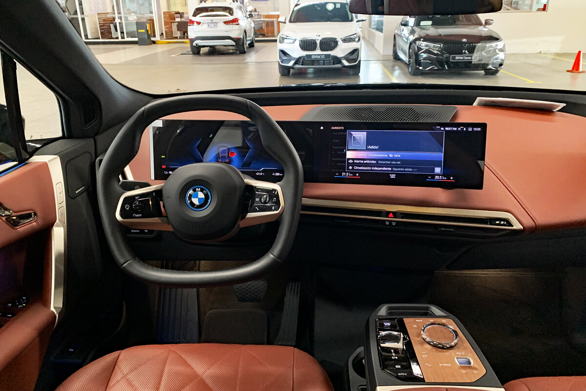 Салон BMW IX