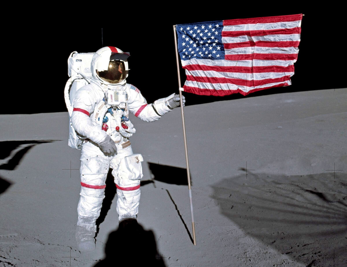 Командир «Аполлона-14» Алан Шепард стоит у американского флага на поверхности Луны. Фото: NASA