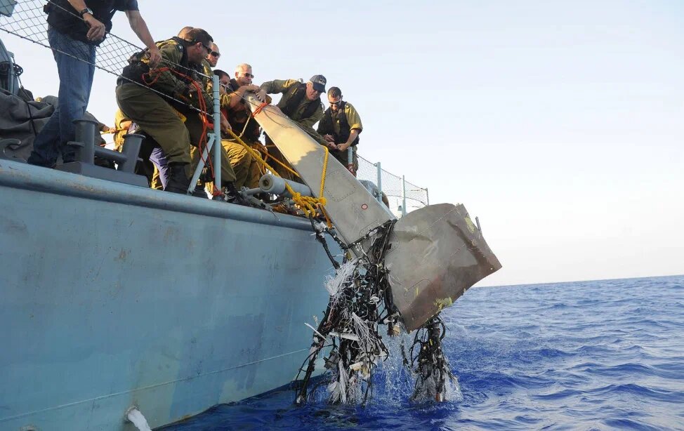   Плавающие обломки с поверхности  моря подняли сетями.  фото: картинки яндекса.