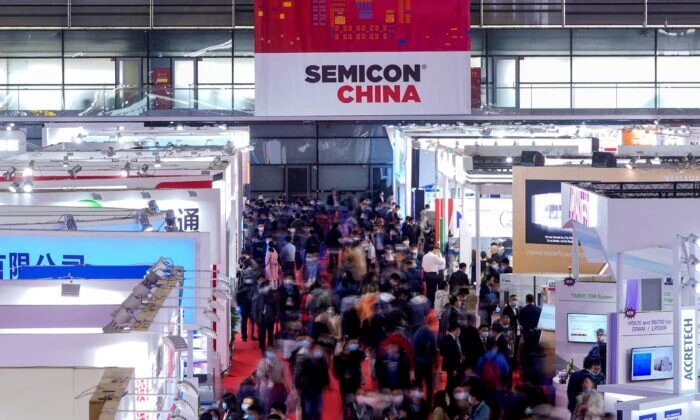 Люди посещают Semicon China, выставку полупроводниковых технологий в Шанхае, Китай, 17 марта 2021 года. (Aly Song/Reuters)