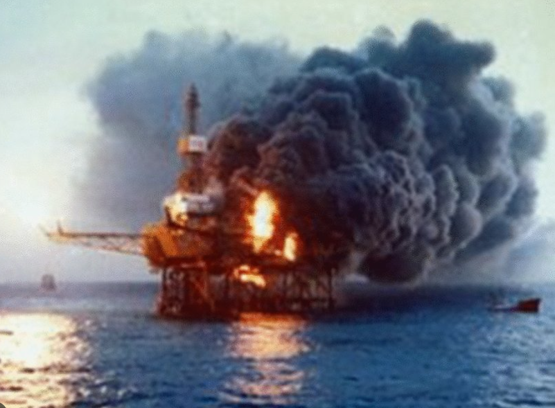 Нефтяная платформа piper alpha. Пожар на нефтяной платформе Piper Alpha 6 июля 1988 года. Пожар на платформе «Piper Alpha». Платформа нефтяная авария Пайпер Альфа.