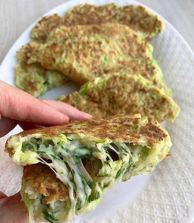 КУТАБЫ КАБАЧКОВЫЕ С СЫРОМ И ЗЕЛЕНЬЮ