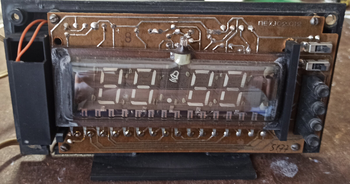 С левый стороны отломан пластмассовый держатель лампы.