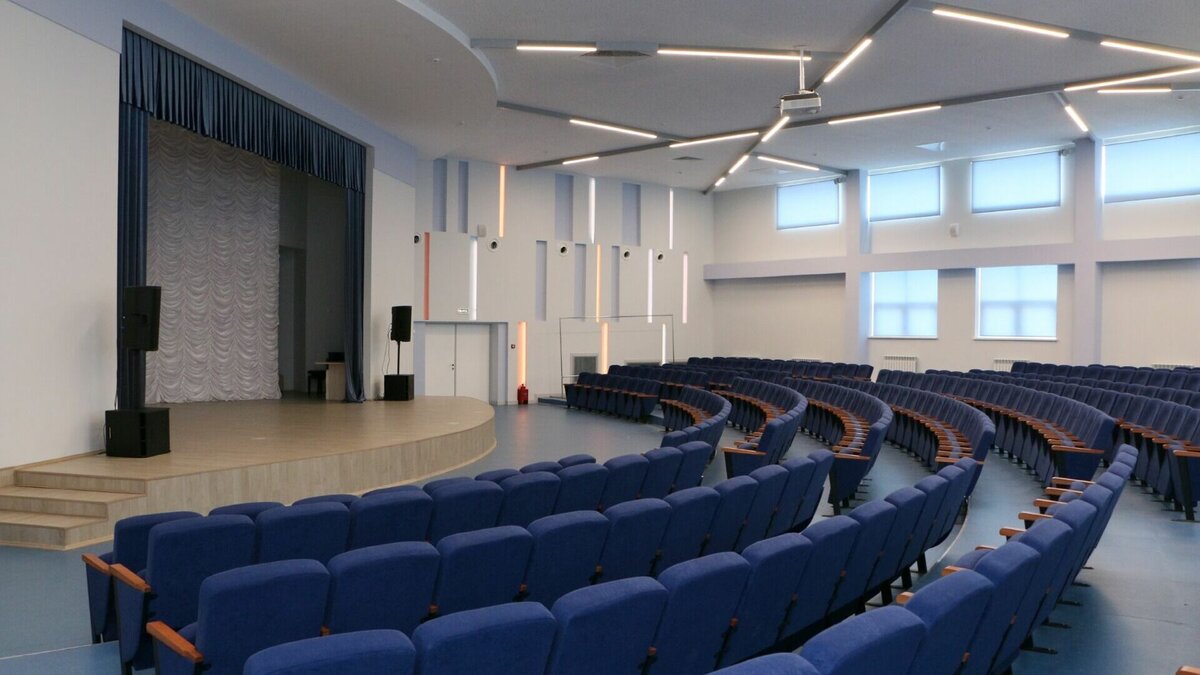     В казанском лицее школьников заставили вскидывать руки в небо под песню «Я русский». Inkazan узнал у исламоведа Рустама Батрова, насколько это корректно по отношению к детям других национальностей.