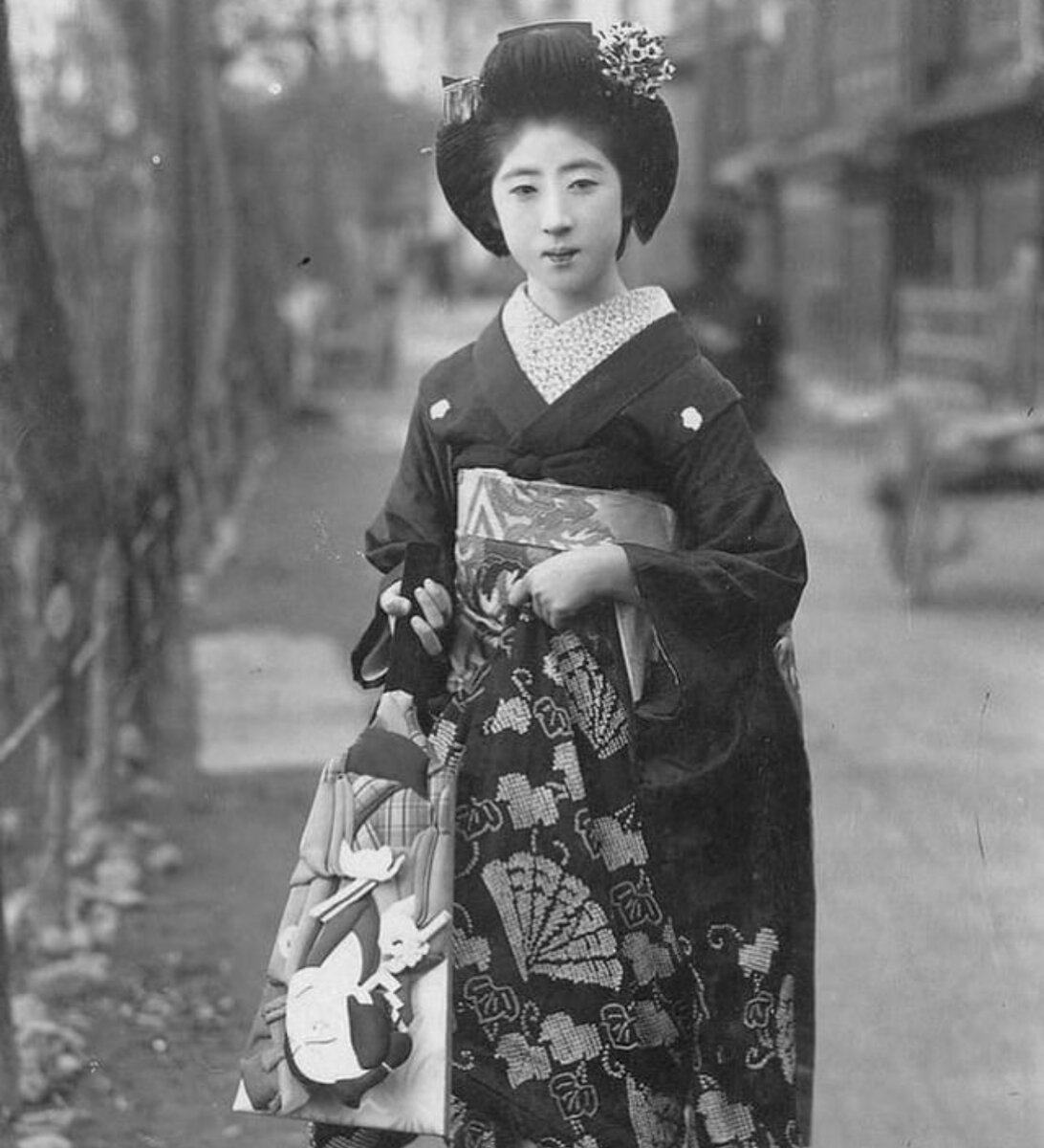 Фото гейши из Киото в традиционном наряде. 1920 год. Снимок восстановил графический дизайнер.