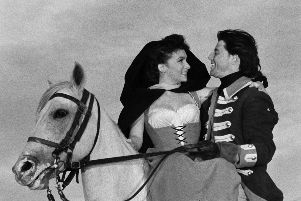 Джина Лоллобриджида и Жерар Филип в фильме "Фанфан-тюльпан". 1952