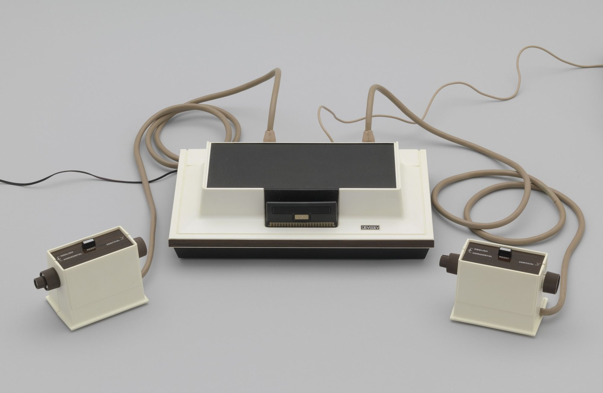 Устаревшая приставка. Игровая приставка Magnavox Odyssey. Консоль Magnavox Odyssey 1972. Magnavox Odyssey первая игровая приставка. Консоль Magnavox Odyssey.