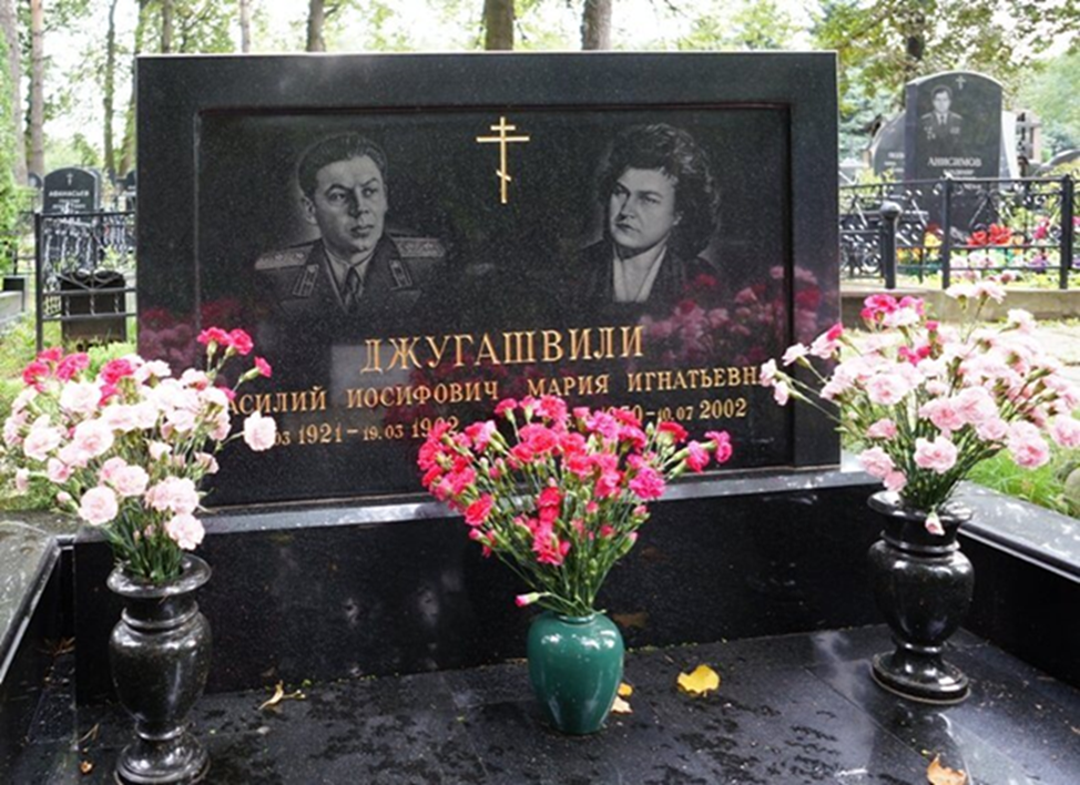 Дети василия сталина их судьба. Троекуровское кладбище могила Василия Сталина. Могила Василия Сталина на Троекуровском.