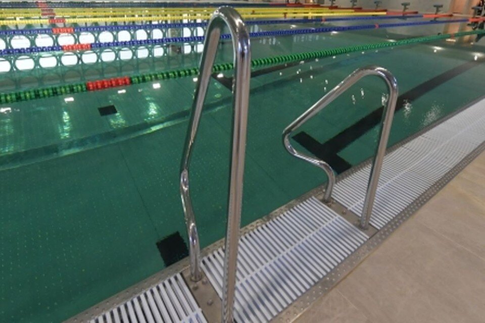     В Новосибирске клиентка сауны на улице Ватутина пожаловалась на грязную воду в бассейне. Владимир ВЕЛЕНГУРИН